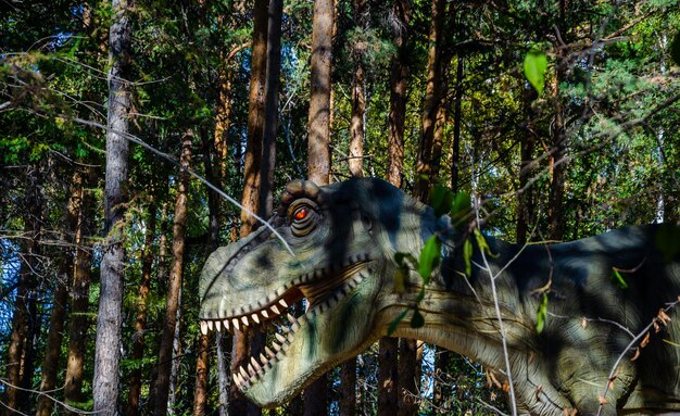 Photo un dinosaure t-rex dans les bois