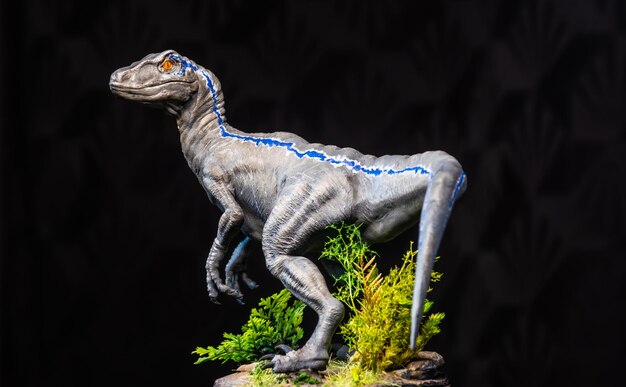 Le dinosaure Velociraptor dans le noir