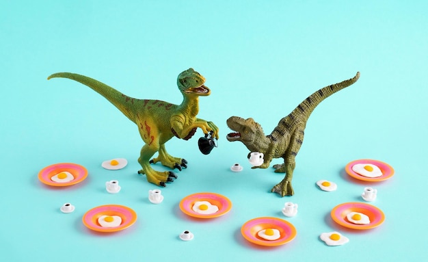 Photo dinosaure vert avec des œufs frits et des tasses de café sur fond bleu