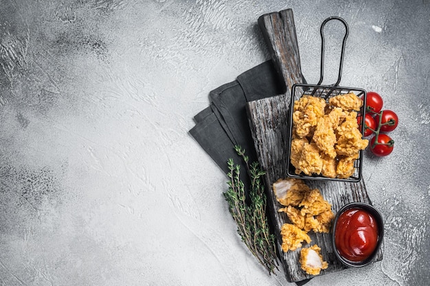 Dip Popcorn de poulet frit avec du ketchup dans un panier Fond blanc Vue de dessus Espace de copie