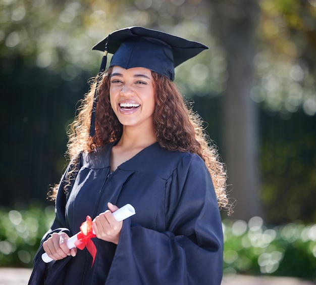 Diplôme d'études et portrait d'une femme au collège avec certificat de diplôme pour l'apprentissage de la bourse et de la réussite Étudier le sourire et l'université avec un étudiant sur le campus pour le succès et l'événement