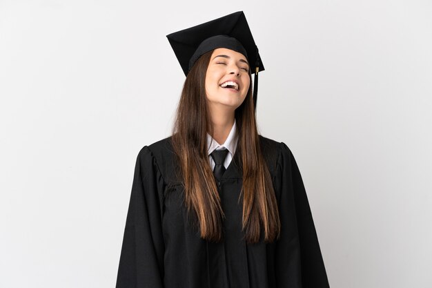 Diplômé de l'université brésilienne adolescent sur fond blanc isolé en riant