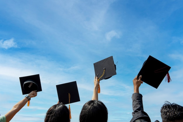 Diplômés jetant des chapeaux de graduation dans le ciel