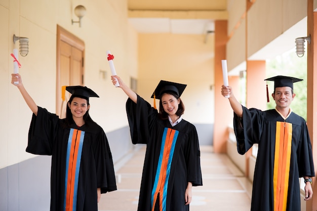 Les diplômés noirs portent des costumes noirs le jour de la remise des diplômes à l&#39;université.