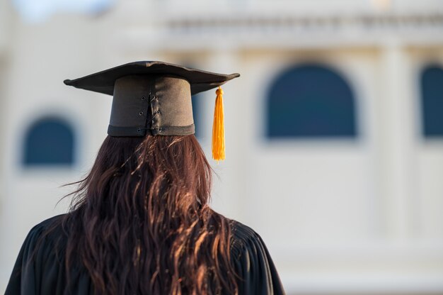 Les diplômés portent un chapeau noir pour se présenter aux félicitations pour l'obtention de leur diplôme