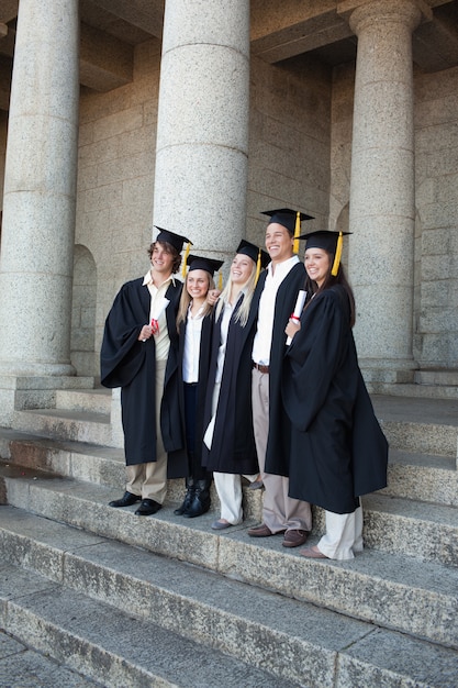 Diplômés posant en souriant