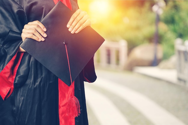 Diplômés de l'Université,Des diplômés tenant des chapeaux