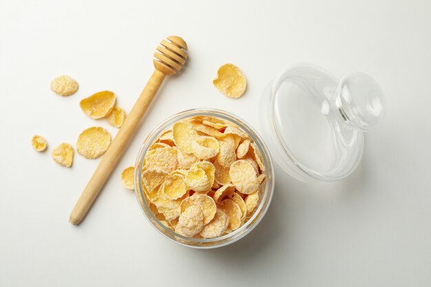 Dipper et pot de muesli sur fond blanc