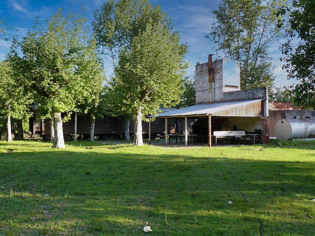 Dique wagon abandonné et station du barrage de Lujan