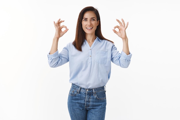 Dire d'accord Motivé belle femme d'affaires adulte encouragée à traiter tout problème montrer ok approbation geste d'acceptation comme choix souriant satisfait jugeant bonne décision fond blanc