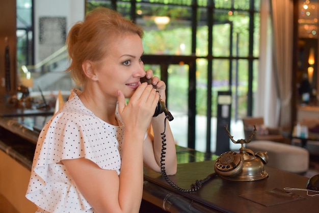 dire le secret par téléphone aux potins des femmes et parler secrètement à une femme avec un téléphone