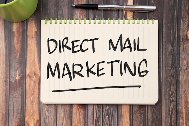 Photo direct mail marketing texte mots typographie écrite sur livre