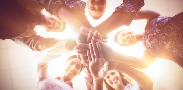 Directement au-dessous du portrait de gens d'affaires souriants empilant les mains