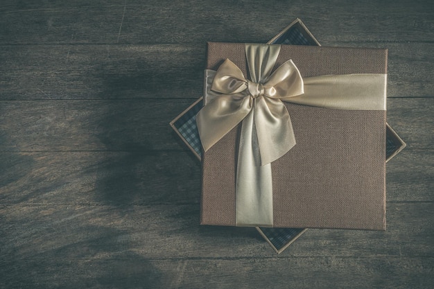 Directement au-dessus de la boîte à cadeaux sur la table
