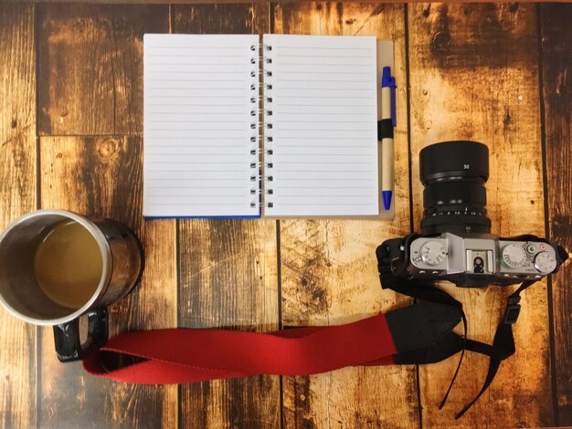 Photo directement au-dessus de la caméra et du journal sur une table en bois