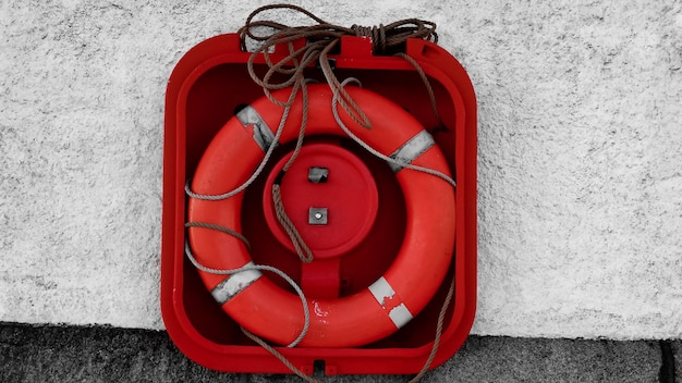 Photo directement au-dessus de la ceinture de sauvetage rouge dans la boîte sur le mur de soutènement