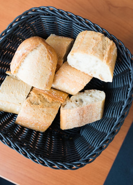 Directement au-dessus d'un coup de pain frais dans un panier en osier à table