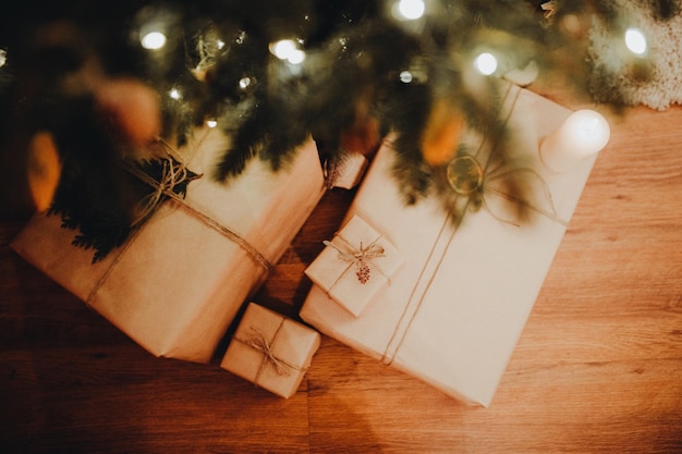Directement au-dessus de la décoration de Noël sur la table