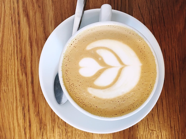 Directement au-dessus du café sur une table en bois
