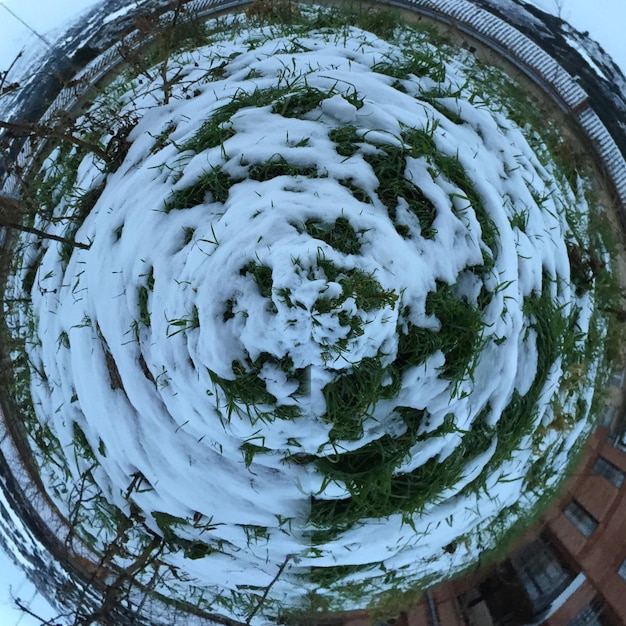 Photo directement au-dessus du champ herbeux couvert de neige