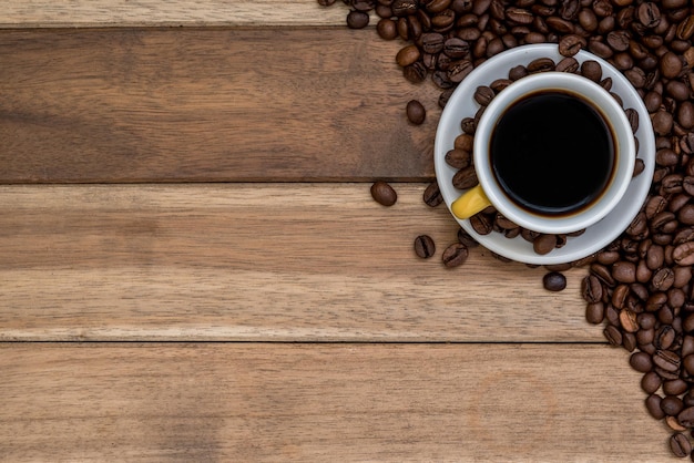 Directement au-dessus du coup de haricots et de la tasse de café sur la table en bois