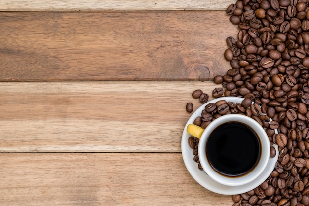 Directement au-dessus du coup de haricots et de la tasse de café sur la table en bois