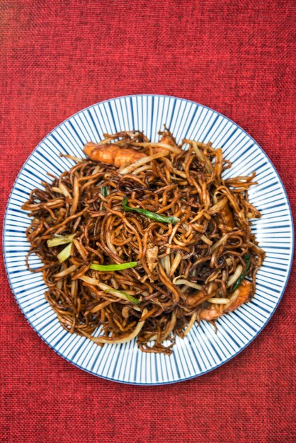 Photo directement au-dessus du coup de nouilles dans l'assiette sur la table