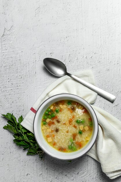 Photo directement au-dessus du coup de soupe dans le bol sur la table