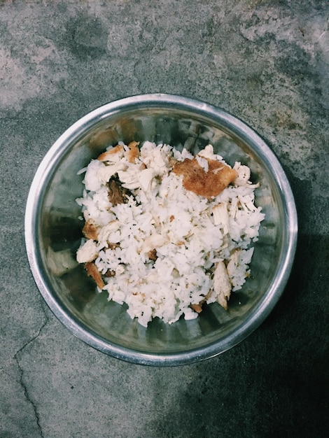 Photo directement au-dessus du coup de viande de poulet avec du riz dans le bol