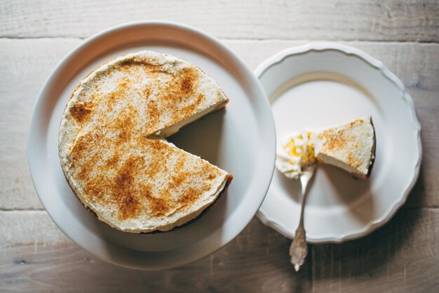 Directement au-dessus du gâteau avec de la cannelle dans l'assiette sur la table