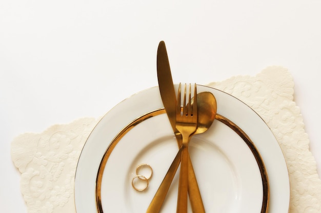 Directement au-dessus du plateau avec cuillère et fourchette sur la table