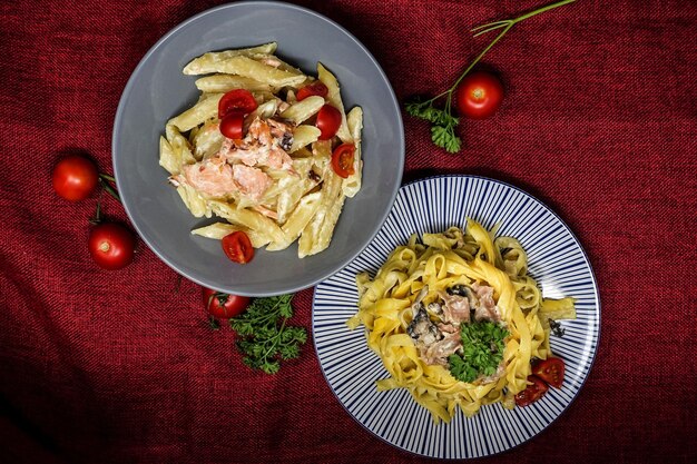 Photo directement au-dessus du shot de pâtes dans l'assiette