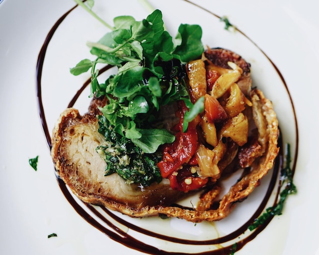 Directement au-dessus du shot de porchetta servi sur assiette