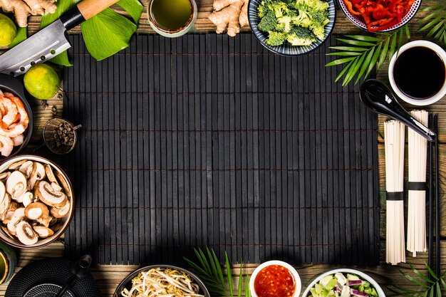 Photo directement au-dessus du tapis de place au milieu de divers aliments sur la table