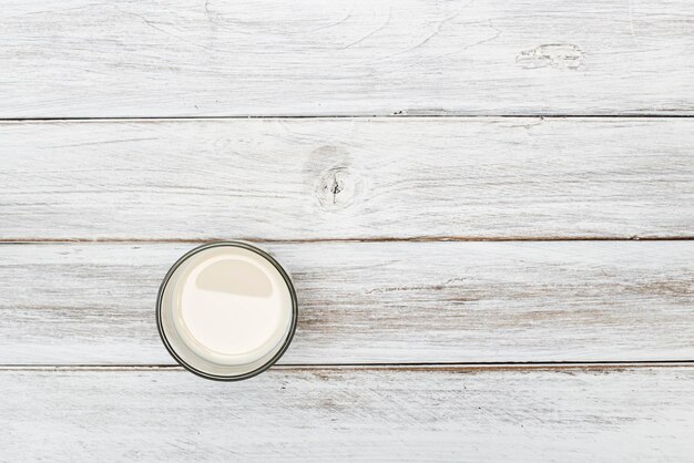 Directement au-dessus du verre de lait sur la table