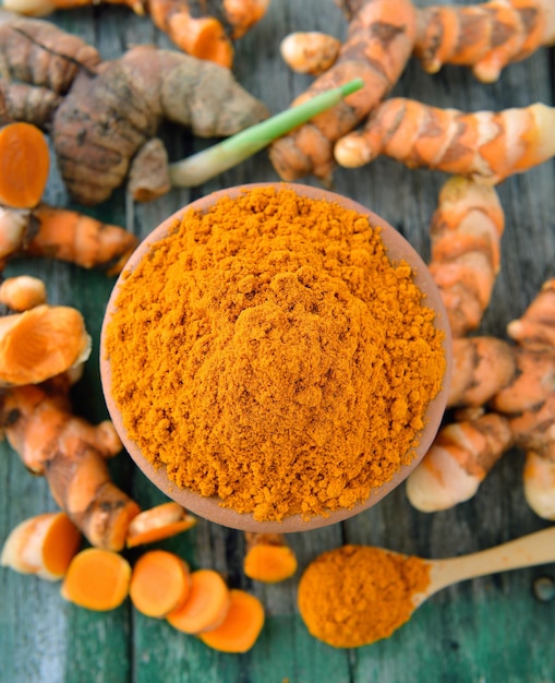 Directement au-dessus de l'épice et du curcuma sur la table