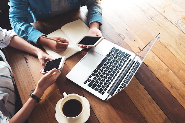 Directement au-dessus des femmes d&#39;affaires avec un ordinateur portable et un téléphone portable dans un café