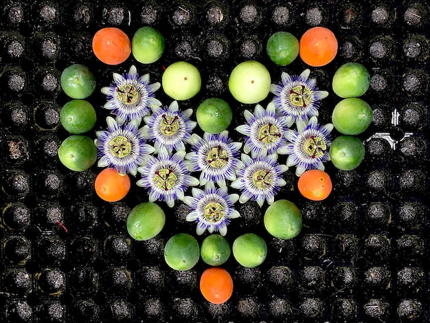 Directement au-dessus, des fleurs et des fruits disposés en forme de cœur