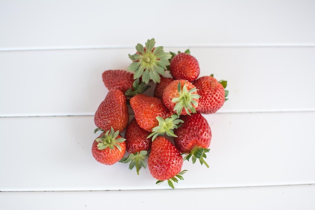 Directement au-dessus des fraises sur la table