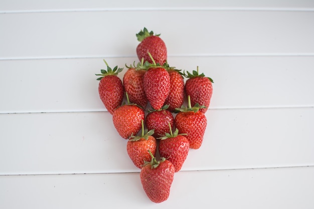 Directement au-dessus des fraises sur la table