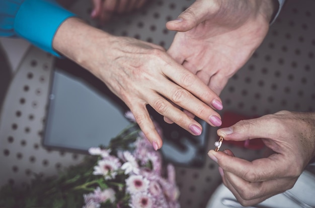 Directement au-dessus de l'homme échangeant l'anneau à la table