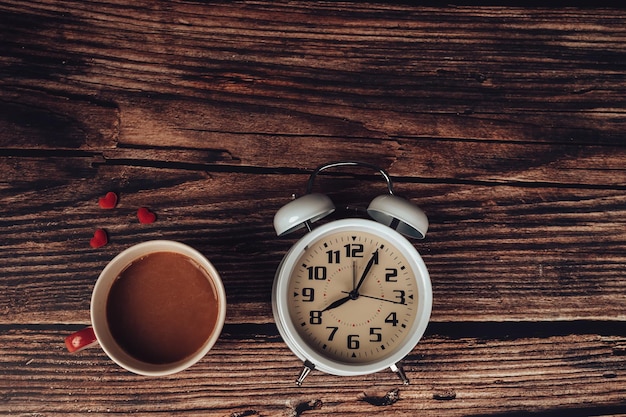 Photo directement au-dessus de l'horloge sur la table