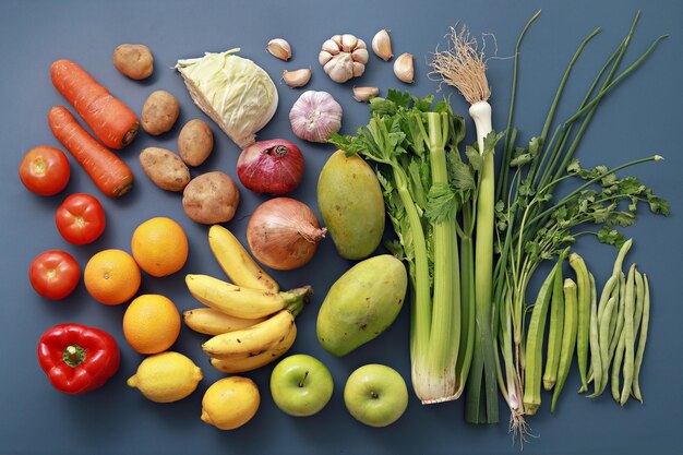 Directement au-dessus des légumes et des fruits sur la table