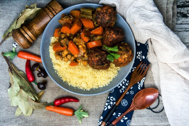 Photo directement au-dessus de la nourriture et des légumes sur la table