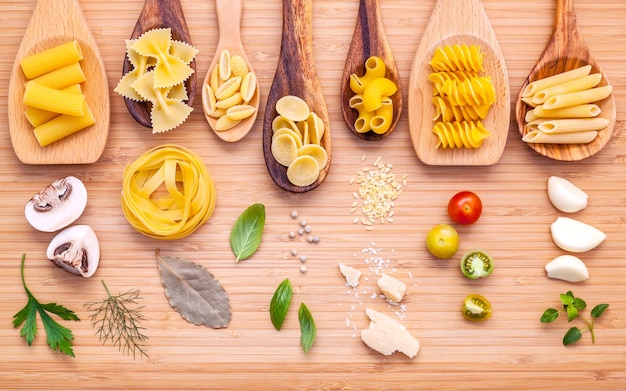 Directement au-dessus de la nourriture sur la table en bois