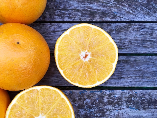 Directement au-dessus des oranges sur une table en bois