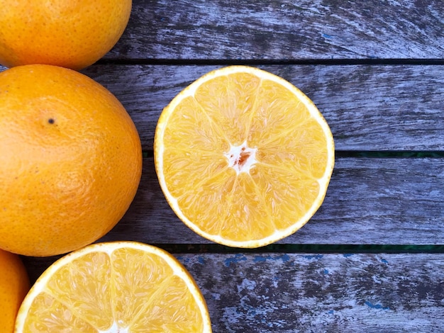 Photo directement au-dessus des oranges sur une table en bois