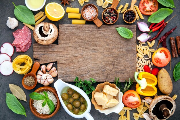 Photo directement au-dessus de la pâte avec les ingrédients sur la table