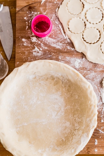 Photo directement au-dessus de la pâte sur une table en bois