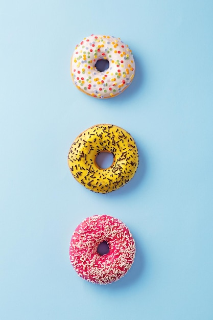 Directement au-dessus de la photo des beignets colorés sur la table bleue